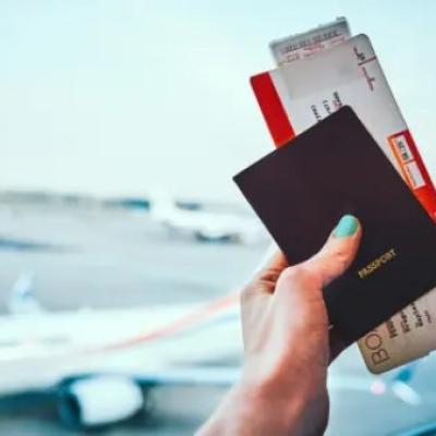 حجز تذاكر الطيران بأفضل سعر.. متى تحجز وكيف تتجنب الرسوم الخفية؟