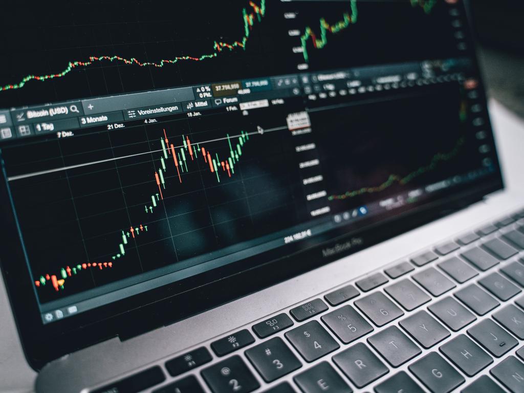 الاستثمار في البورصة المصرية 2026.. دليل عملي للمبتدئين لاختيار الأسهم وإدارة المخاطر